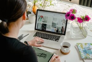 Une rédactrice web en train de rédiger une actualité pour son blog